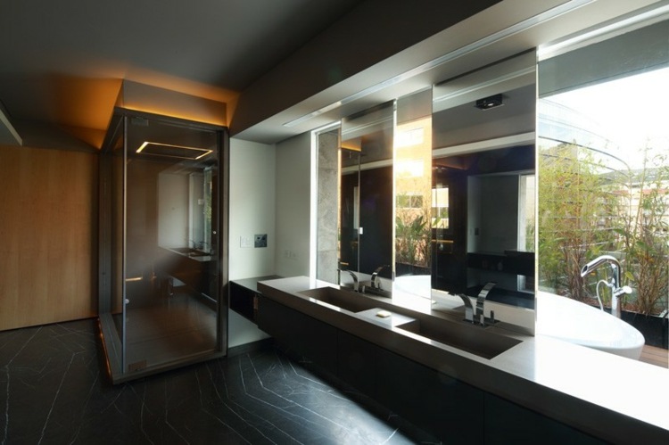 svart marmorgolv badrum idé dusch fåfänga konsol spegel