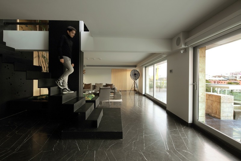 golv av svart marmor trappstål maisonette fönster