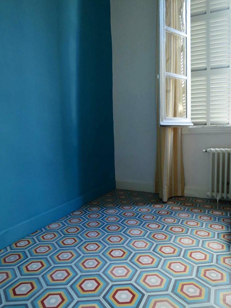 kakel golv ränder blå vägg färg badrum idé gardin beige
