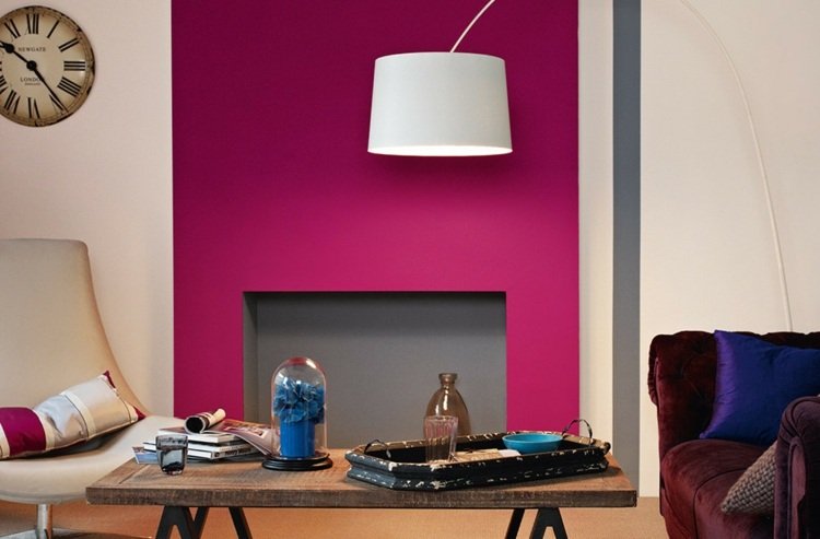fuchsia-färg-målning-stolar-läsning-hörn-lampa-klocka