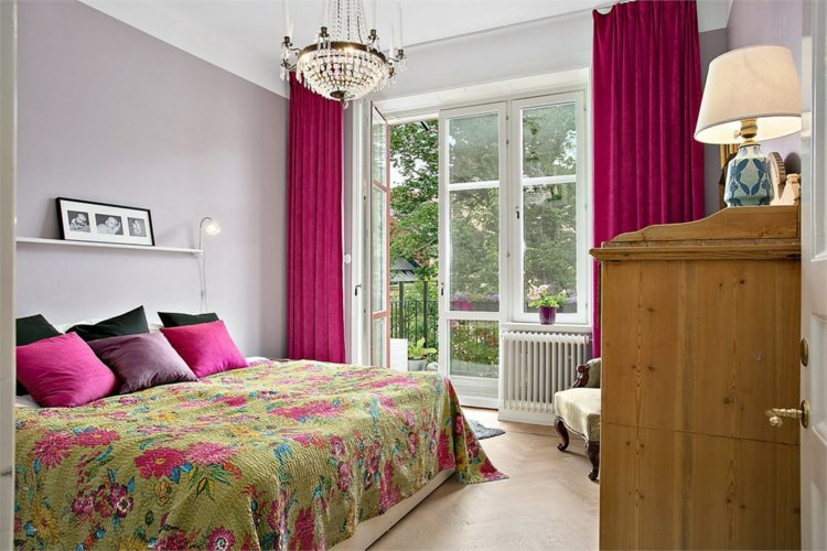 fuchsia-färg-sovrum-säng-kudde-lampa-överkast-gardiner