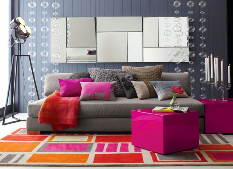 fuchsia-färg-vardagsrum-soffa-kudde-soffbord-spegel-matta