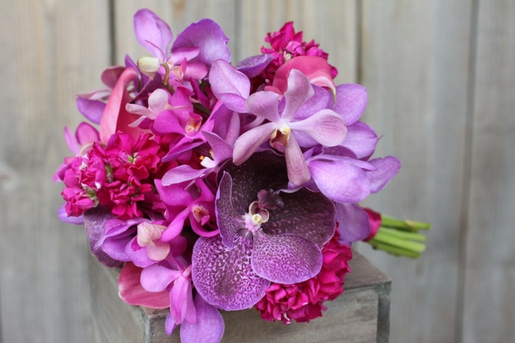 fuchsia-färg-brudbukett-blommor-orkidé-lilja-mocara
