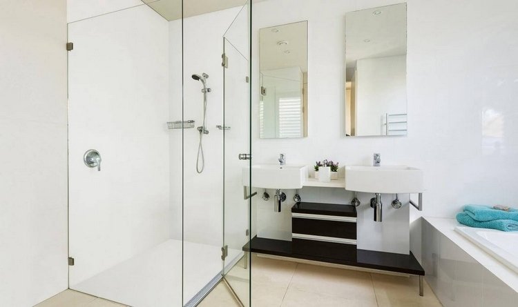 sömlös badrumsdesign som ett stilrent och exempel på ett modernt minimalistiskt badrum i vitt med dubbla handfat