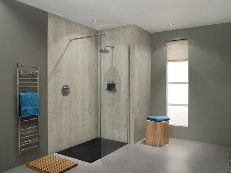 klinkerfritt badrum med duschkabin modern design med tapeter och betonggolv i jordfärger och kombination med trä