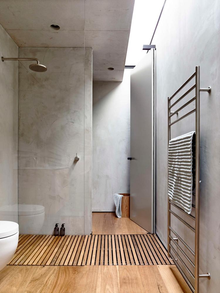 Trägolv med lameller och tadelaktväggar för ett sömlöst badrum med modern design