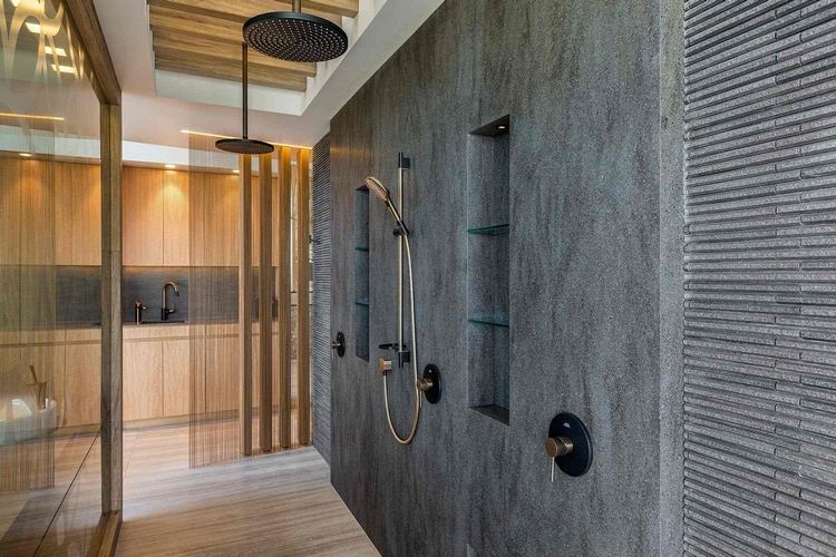 lyxigt badrum utan skarvar med badnischer i ryggen med moderna duschar intill köket