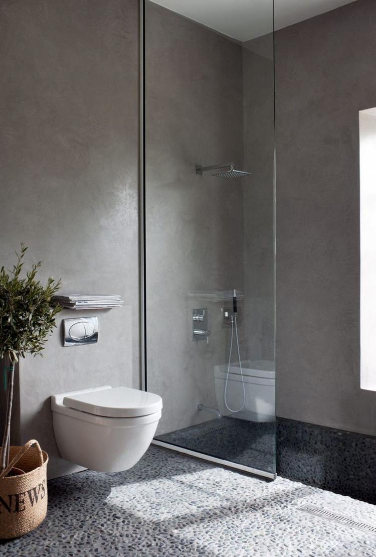 grå-väggbeklädnad-gjord-av-betong-cire-för-minimalistisk-designad-badrum-med-toalett