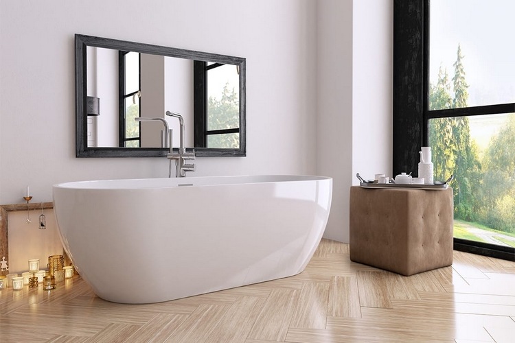 badrum med parkettgolv och badkar bredvid läderpall snygga vattentäta material