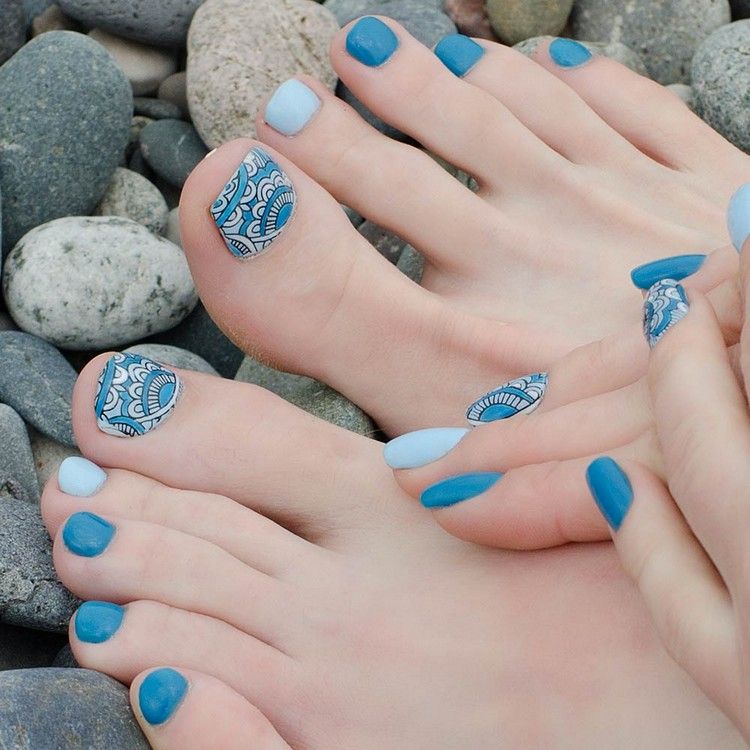 Blå nageldesigner för sommarens vackra tånaglar färg 2021