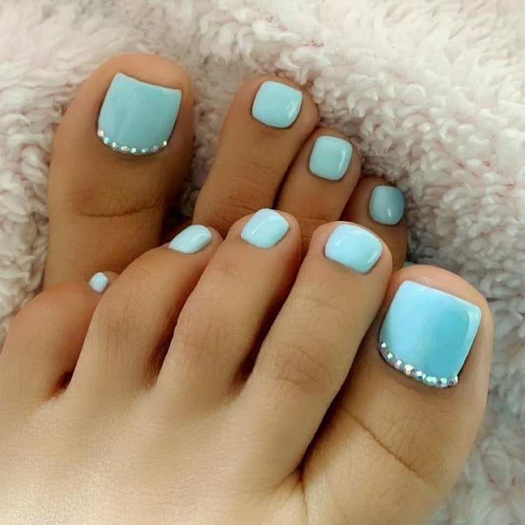 Blå nageldesigner sommar tånaglar färger 2021