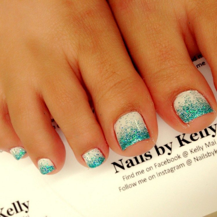 Pedikyr med glitter nageldesign för sommartånaglar
