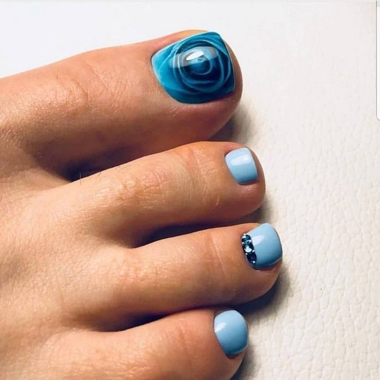 Sommar tånaglar färger 2021 nageldesigner pedikyr