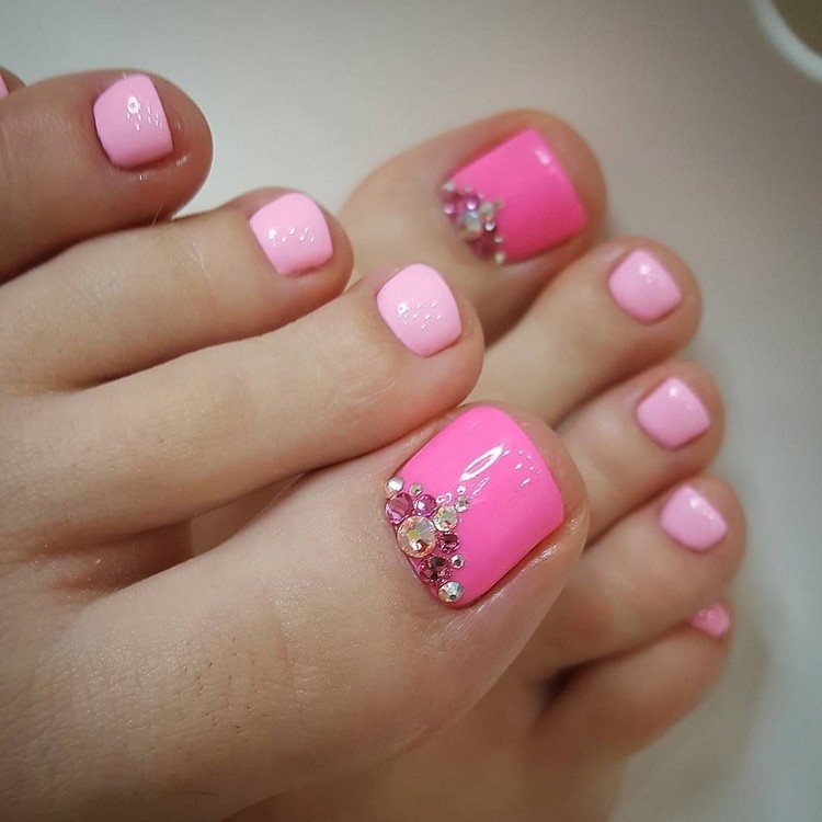 Tånaglar sommarmålning Nagellack trender pedikyr