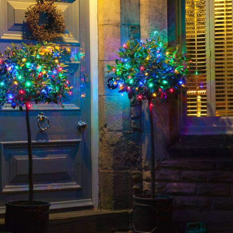 juldekoration med fairy lights färgglada lampor träd prydnad entré