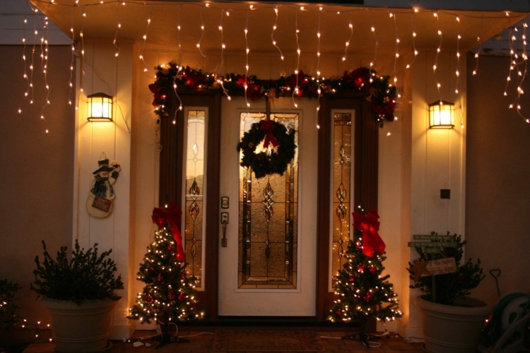 juldekoration med fairy lights idé ingång julgran krans krans