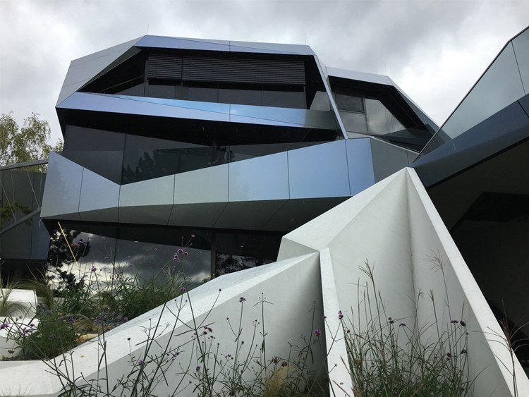 Futurism i arkitekturbyggnad fasadpaneler glas