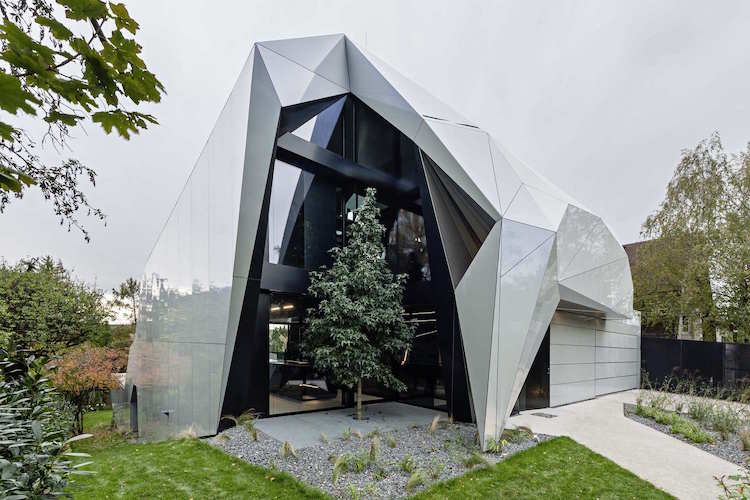 Futurism i arkitekturen hus fasad glaspaneler reflekterande