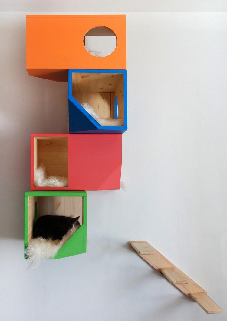 Kattmöbler i trä -design-catissa-färgade-fuskpäls-kuddar