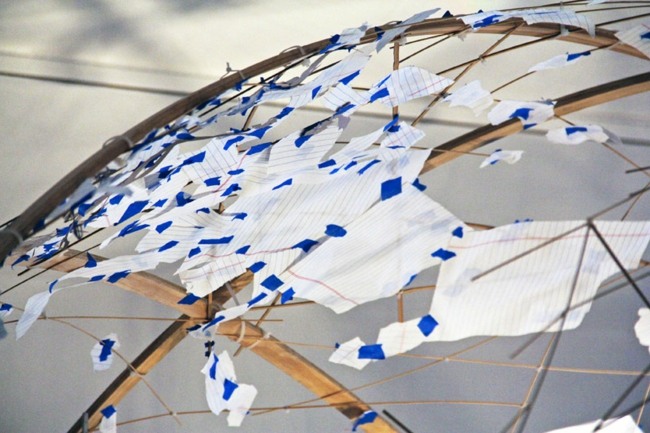 återvunnet material installation papper trä futuristiskt