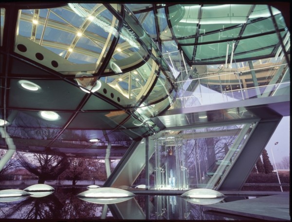 Glasfasad futuristisk arkitektur