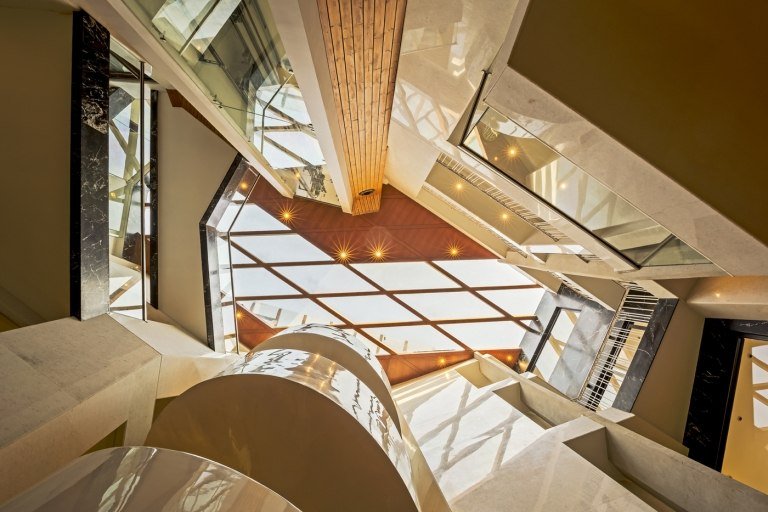 Atriumhus med glastak Solsken in i rummen låter modernt arkitekthus