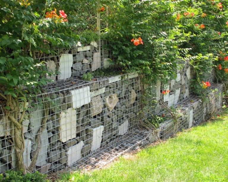gabioner som dekoration i trädgårdsväggen natursten blandning gräsmatta design