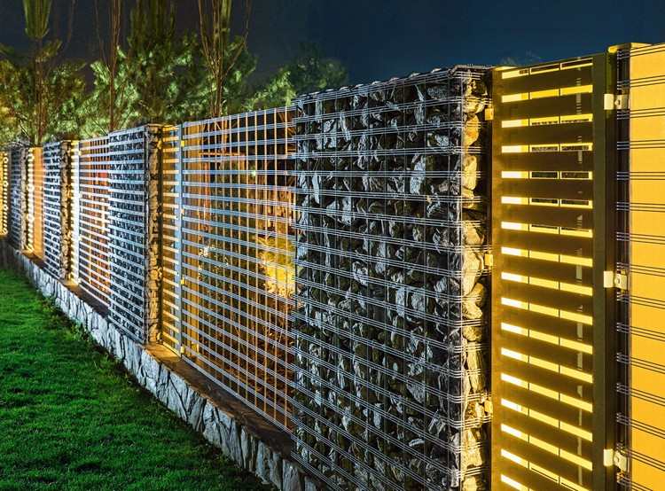 Gabionvägg med belysning som trädgårdsstaket