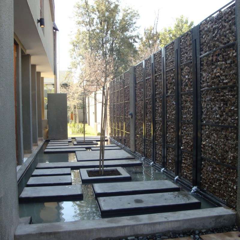 Gabion-staket-bygg-det-själv-betong-beläggningsstenar-trädgårdsdamm