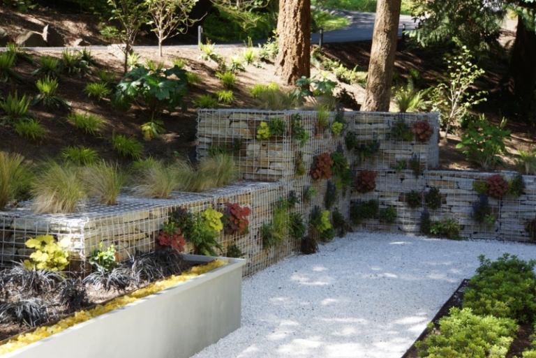 Gabion vägg-trädgård-buskar-häck-stödmur