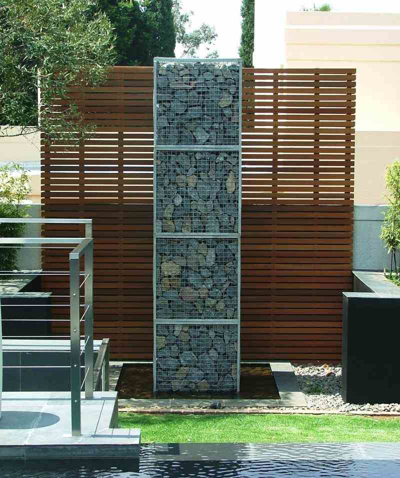 Gabion vägg-trädgård-vatten funktioner-stenar-trä staket
