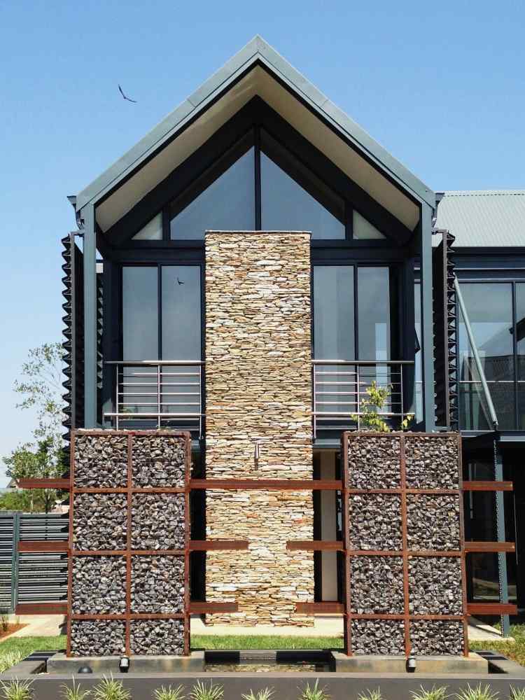 Gabion vägg-gabion staket-modern-trädgård-design-hus-sadel-tak-natursten glasfasad