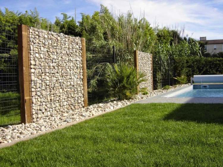 Gabion-vägg-gabion-staket-modern-trädgård-design-häck-gräsmatta-pool-sekretess-skydd-staket