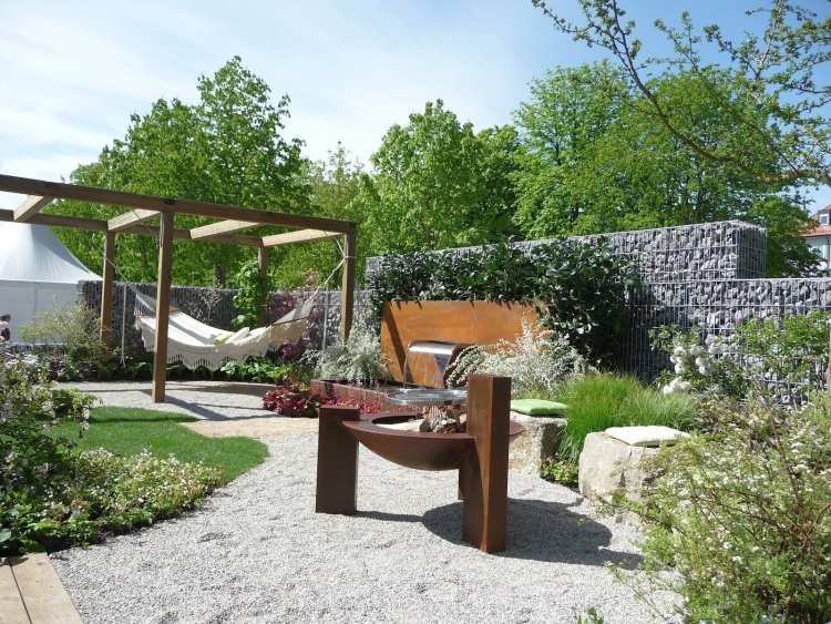 Gabion vägg-gabion staket-modern-trädgård-design-corten stål-vatten funktion-hängmatta-öppen spis