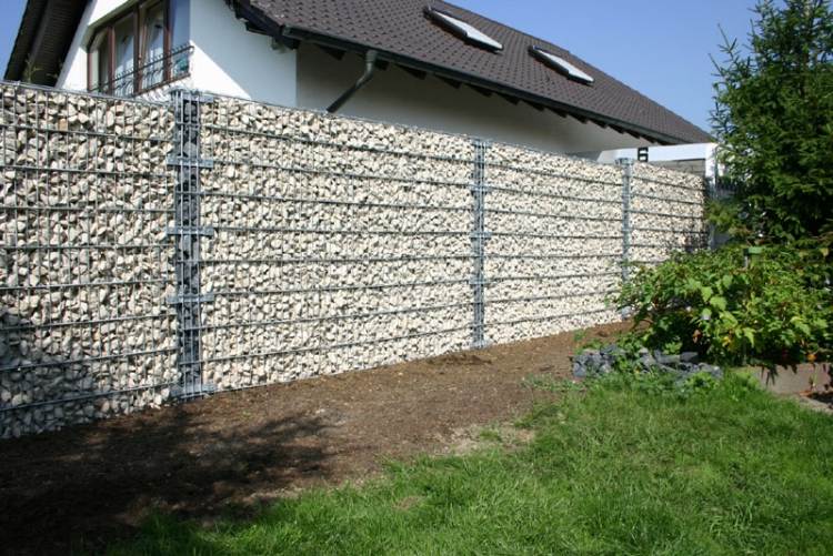 Gabion-vägg-gabion-staket-modern-trädgård-design-staket-sekretess-skärm-grannskap-gräsmatta