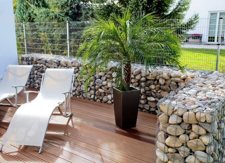 gabion vägg-gabion staket-modern-trädgård-design-sekretess-skydd-solstolar-lounge-terrass