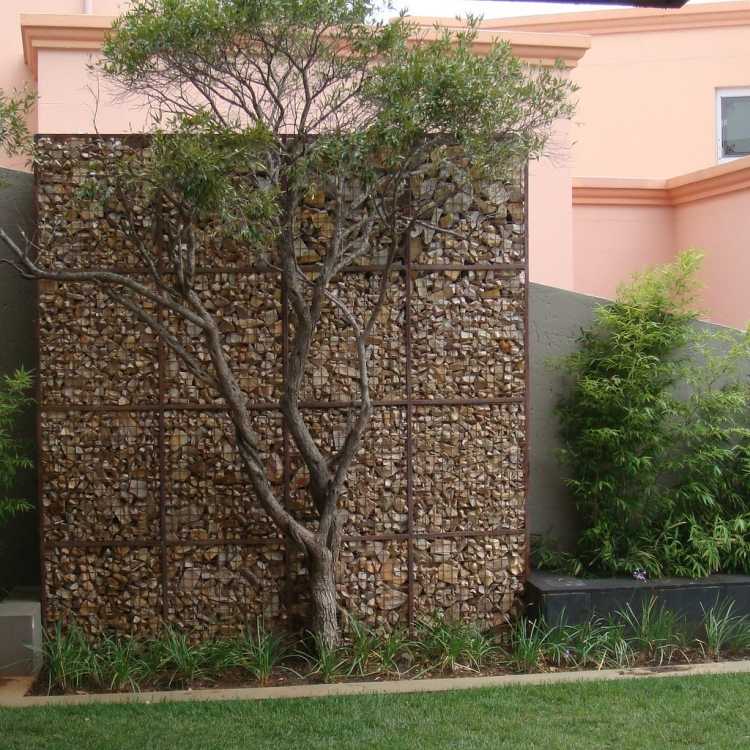 Gabion-vägg-gabion-staket-modern-trädgård-design-trädgård-dekoration-träd-växt-gräsmatta