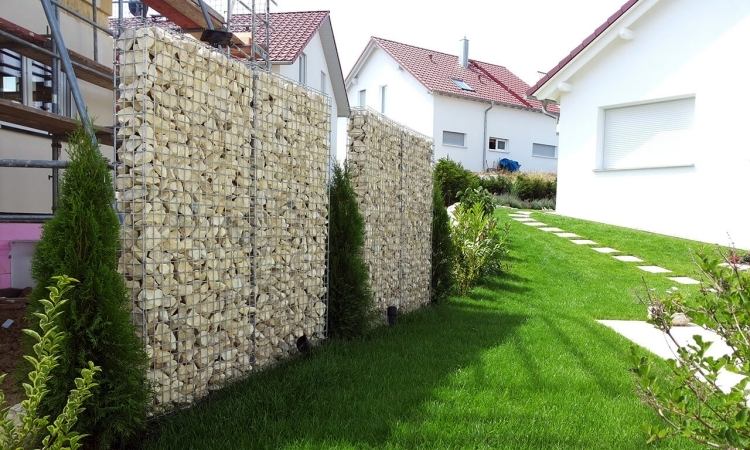 Gabion vägg-gabion staket-modern-trädgård-design-sekretess-skydd-häck-cypress-gräsmatta-grannskap