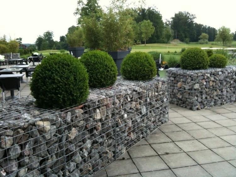 gabion vägg-gabion staket-modern-trädgård-design-häck-grönning-betong-plattor-utomhus