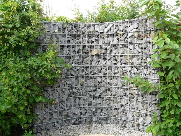 gabion-vägg-gabion-staket-modern-trädgård-design-grön-häck-sten