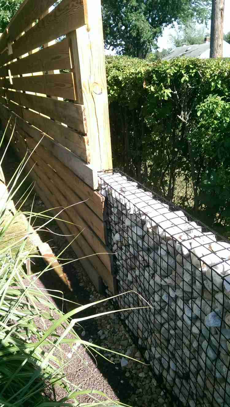 gabion vägg-gabion staket-modern-trädgård-design-trä-häck-sekretess-skydd-grannskap
