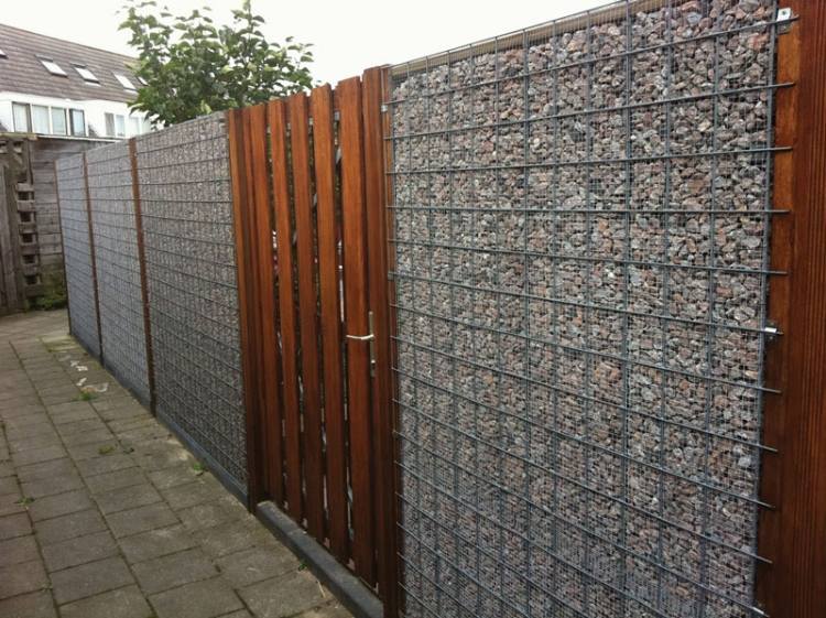 gabion vägg-gabion-staket-modern-trädgård-design-dörr-trä-grannskap-vägg