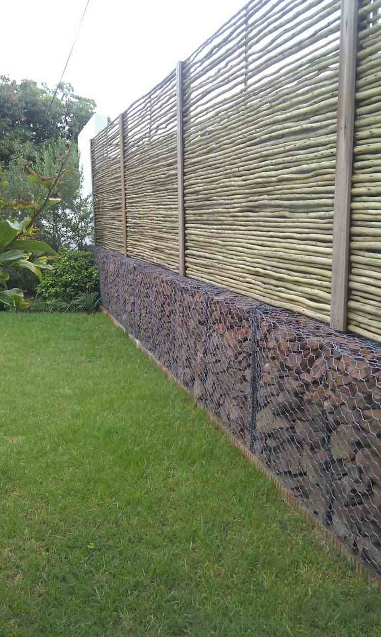 gabion vägg-gabion staket-modern-trädgård-design-gräsmatta-sekretess-skydd-trä-lameller-bambu
