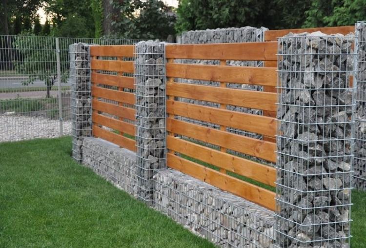 Gabion-vägg-gabion-staket-modern-trädgård-design-trä-sekretess-skydd-gräsmatta-reducerad