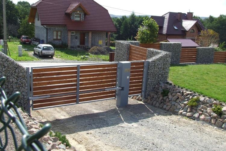 Gabion-vägg-gabion-staket-modern-trädgård-design-trä-gräsmatta-hus