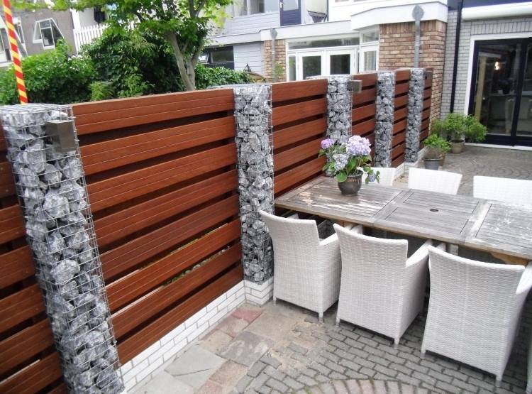 gabion vägg-gabion staket-modern-trädgård-design-trä-lath-integritet-skärm-radhus-del av trädgården