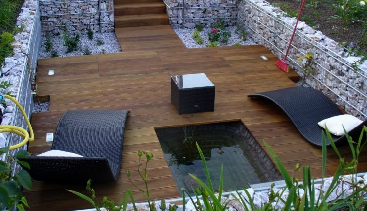 gabion vägg-gabion staket-modern-trädgård-design-terrass-lounge-terrass-trä-sekretess skärm