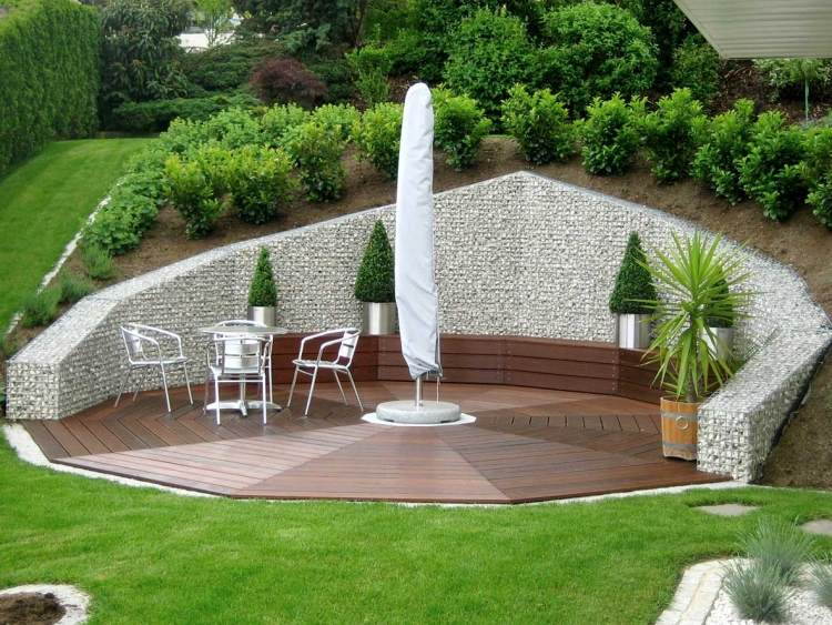 gabion vägg-gabion staket-modern-trädgård-design-terrass-gräsmatta-parasoll-sits