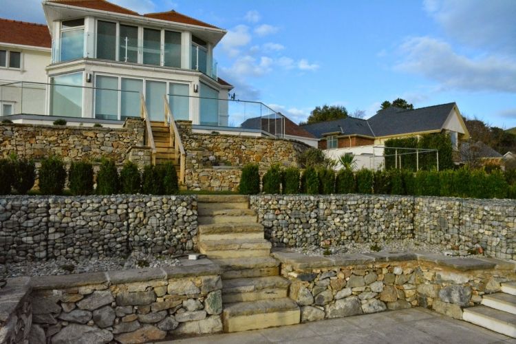 gabion vägg-gabion staket-modern-trädgård-design-lutning-hållande vägg-hus-häck
