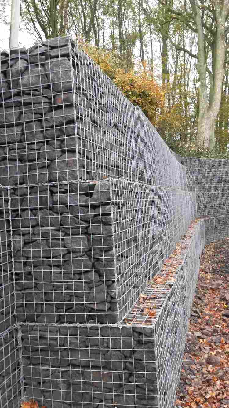 gabion vägg-gabion staket-modern-trädgård-design-hållande vägg-lutning-natursten-naturligtvis
